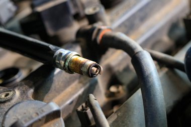 Eski ve süresi geçmiş benzin motorları için bujiler kurum ve kir içinde motorda eksik yanmaya neden olacak. Bujileri değiştirmek motorun ömrünü uzatabilir ve devam ettirebilir