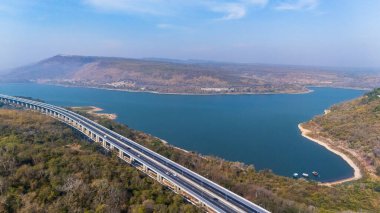 İnsansız hava aracı, M6 otoyolu Nakhon Ratchasima Eyaleti 'ni vurdu. Lam Ta Khong Nehri ve Dağı. Manzaranın insansız hava aracı görüntüsü kırsal bölge trafiği. Nakhon Ratchasima Tayland. Kora Otoyolu