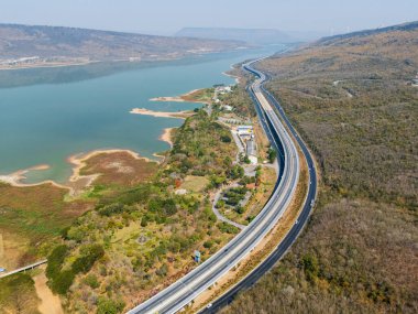 İnsansız hava aracı, M6 otoyolu Nakhon Ratchasima Eyaleti 'ni vurdu. Lam Ta Khong Nehri ve Dağı. Manzaranın insansız hava aracı görüntüsü kırsal bölge trafiği. Nakhon Ratchasima Tayland. Kora Otoyolu