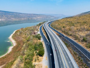 İnsansız hava aracı, M6 otoyolu Nakhon Ratchasima Eyaleti 'ni vurdu. Lam Ta Khong Nehri ve Dağı. Manzaranın insansız hava aracı görüntüsü kırsal bölge trafiği. Nakhon Ratchasima Tayland. Kora Otoyolu