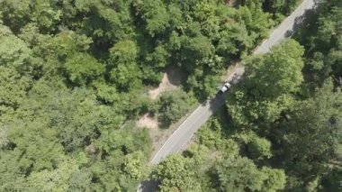 İnsansız hava aracı görüntüleri kırsal kesimde kurak mevsimde terk edilmiş bir yolda kamyonet sürerken görüntüler.