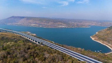 İnsansız hava aracı, M6 otoyolu Nakhon Ratchasima Eyaleti 'ni vurdu. Lam Ta Khong Nehri ve Dağı. Manzaranın insansız hava aracı görüntüsü kırsal bölge trafiği. Nakhon Ratchasima Tayland. Kora Otoyolu