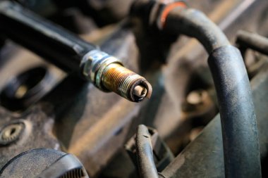 Eski ve süresi geçmiş benzin motorları için bujiler kurum ve kir içinde motorda eksik yanmaya neden olacak. Bujileri değiştirmek motorun ömrünü uzatabilir ve devam ettirebilir