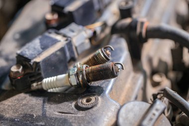 Eski ve süresi geçmiş benzin motorları için bujiler kurum ve kir içinde motorda eksik yanmaya neden olacak. Bujileri değiştirmek motorun ömrünü uzatabilir ve devam ettirebilir