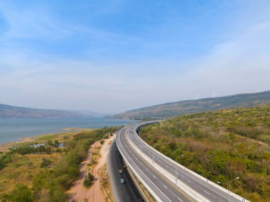 M6 otoyolu Nakhon Ratchasima Eyaleti Bang Pa-in. Lam Ta Khong Nehri ve Dağı. Manzaranın insansız hava aracı görüntüsü kırsal bölge trafiği. Nakhon Ratchasima Tayland. Korat Otoyolu