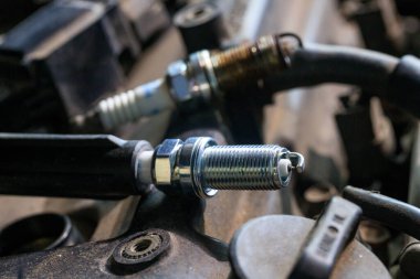 Eski ve süresi geçmiş benzin motorları için bujiler kurum ve kir içinde motorda eksik yanmaya neden olacak. Bujileri değiştirmek motorun ömrünü uzatabilir ve devam ettirebilir