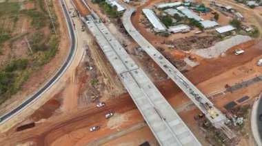 Tayland 'daki inşaat alanının insansız hava aracı görüntüleri. Kavşağın üzerindeki beton köprü. 