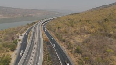 M6 otoyolu Nakhon Ratchasima Eyaleti Bang Pa-in. Lam Ta Khong Nehri ve Dağı. Manzaranın insansız hava aracı görüntüsü kırsal bölge trafiği. Nakhon Ratchasima Tayland. Korat Otoyolu