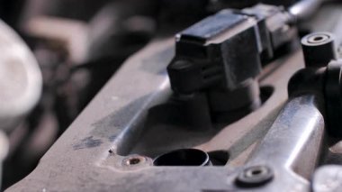 Eski ve süresi geçmiş benzin motorları için bujiler kurum ve kir içinde motorda eksik yanmaya neden olacak. Bujileri değiştirmek motorun ömrünü uzatabilir ve devam ettirebilir