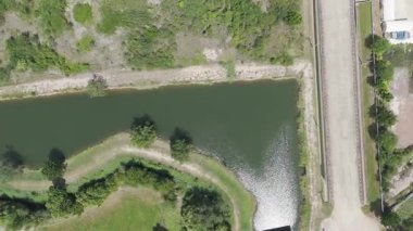 Drone, kırsal bölgedeki kanaldaki su arıtma kapısının görüntülerini alıyor.
