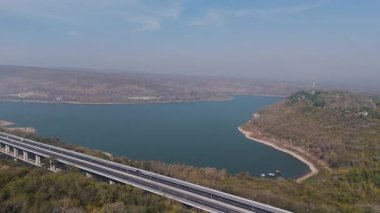 M6 otoyolu Nakhon Ratchasima Eyaleti Bang Pa-in. Lam Ta Khong Nehri ve Dağı. Manzaranın insansız hava aracı görüntüsü kırsal bölge trafiği. Nakhon Ratchasima Tayland. Korat Otoyolu