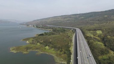 M6 otoyolu Nakhon Ratchasima Eyaleti Bang Pa-in. Lam Ta Khong Nehri ve Dağı. Manzaranın insansız hava aracı görüntüsü kırsal bölge trafiği. Nakhon Ratchasima Tayland. Korat Otoyolu