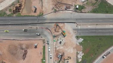 290 ve 304 Nakhon Ratchasima Tayland otoyollarının kesiştiği karmaşık bir köprü kavşağının hava görüntüsü.