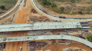 290 ve 304 Nakhon Ratchasima Tayland otoyollarının kesiştiği karmaşık bir köprü kavşağının hava görüntüsü.