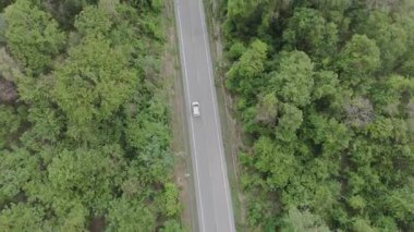 Drone 'un hava görüntüsü kurak mevsimde ıssız bir yerde araba sürerken çekilmiş manzarası.