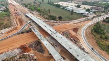 290 ve 304 Nakhon Ratchasima Tayland otoyollarının kesiştiği karmaşık bir köprü kavşağının hava görüntüsü.