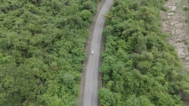 Drone 'un hava görüntüsü kurak mevsimde ıssız bir yerde araba sürerken çekilmiş manzarası.