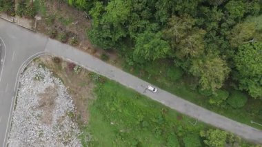 Drone 'un hava görüntüsü kurak mevsimde kırsal alanda terk edilmiş kamyonet yolu manzarası.