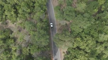 Drone 'un hava görüntüsü kurak mevsimde kırsal alanda terk edilmiş kamyonet yolu manzarası.