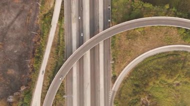 Çoklu otoyolların ulaşım kavramı için buluştuğu karmaşık bir köprü kavşağının hava görüntüsü.