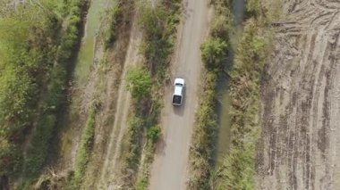 Drone 'un hava görüntüsü kurak mevsimde kırsal alanda terk edilmiş kamyonet yolu manzarası.