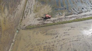 Çoklu otoyolların ulaşım kavramı için buluştuğu karmaşık bir köprü kavşağının hava görüntüsü.