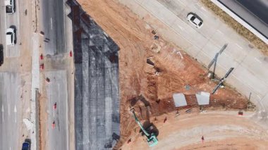 Altyapı inşaat mühendisliği ve ulaşım konseptiyle otoyol ve üstgeçit inşaat alanının insansız hava aracı görüntüleri