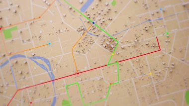 Yolları ve sokakları olan bir kasaba haritası. Daireler varış noktalarını rastgele numaralarla gösteriyor. Siber teknoloji ve gelecekçi konsept için