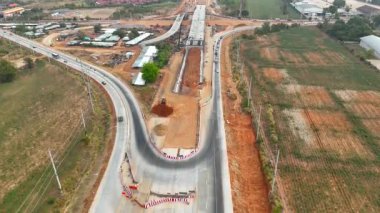Altyapı inşaat mühendisliği ve ulaşım konseptiyle otoyol ve üstgeçit inşaat alanının insansız hava aracı görüntüleri
