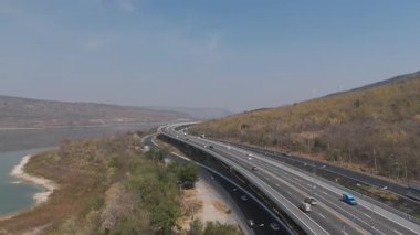 M6 otoyolu Nakhon Ratchasima Eyaleti - Bang Pa-in Lam Ta Khong Nehri ve kırsal arazi trafiğinin Dağ Drone görüntüsü. Korat Tayland Otoyolu 