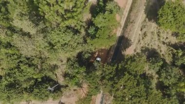 Kırsal bir yolda kırsal araziden geçen bir kamyonetin hava aracı görüntüsü. Doğada seyahat, ulaşım ve özgürlüğün manzaralı görüntüsü