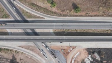 Trafikli otobanın insansız hava görüntüsü. Çeşitli araçların hareket ettiği manzara manzarası. Ulaşım, altyapı ve yol ağları kavramı