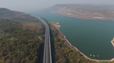M6 otoyolu Nakhon Ratchasima Eyaleti Bang Pa-in. Lam Ta Khong Nehri ve Dağı. Manzaranın insansız hava aracı görüntüsü kırsal bölge trafiği. Nakhon Ratchasima Tayland. Korat Otoyolu