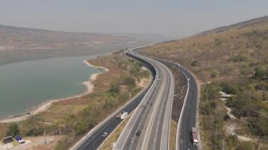 M6 otoyolu Nakhon Ratchasima Eyaleti Bang Pa-in. Lam Ta Khong Nehri ve Dağı. Manzaranın insansız hava aracı görüntüsü kırsal bölge trafiği. Nakhon Ratchasima Tayland. Korat Otoyolu
