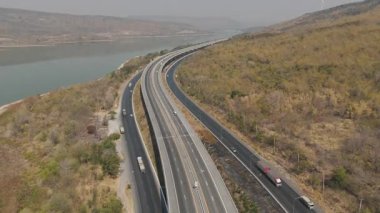 M6 otoyolu Nakhon Ratchasima Eyaleti Bang Pa-in. Lam Ta Khong Nehri ve Dağı. Manzaranın insansız hava aracı görüntüsü kırsal bölge trafiği. Nakhon Ratchasima Tayland. Korat Otoyolu