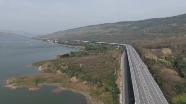 M6 otoyolu Nakhon Ratchasima Eyaleti Bang Pa-in. Lam Ta Khong Nehri ve Dağı. Manzaranın insansız hava aracı görüntüsü kırsal bölge trafiği. Nakhon Ratchasima Tayland. Korat Otoyolu