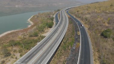 M6 otoyolu Nakhon Ratchasima Eyaleti Bang Pa-in. Lam Ta Khong Nehri ve Dağı. Manzaranın insansız hava aracı görüntüsü kırsal bölge trafiği. Nakhon Ratchasima Tayland. Korat Otoyolu