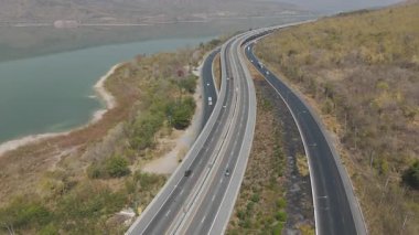 M6 otoyolu Nakhon Ratchasima Eyaleti Bang Pa-in. Lam Ta Khong Nehri ve Dağı. Manzaranın insansız hava aracı görüntüsü kırsal bölge trafiği. Nakhon Ratchasima Tayland. Korat Otoyolu