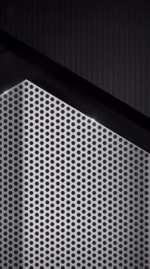 Dikey video soyut arka plan modern siyah köşegenlerle metalik yüzeyi deldi. Otomotiv, endüstriyel ya da bilim kurgu teknolojileri için mükemmel. Metalik ızgara doku elementleri