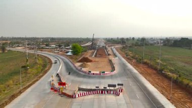 Altyapı inşaat mühendisliği ve ulaşım konseptiyle otoyol ve üstgeçit inşaat alanının insansız hava aracı görüntüleri