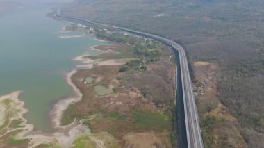 M6 otoyolu Nakhon Ratchasima Eyaleti Bang Pa-in. Lam Ta Khong Nehri ve Dağı. Manzaranın insansız hava aracı görüntüsü kırsal bölge trafiği. Nakhon Ratchasima Tayland. Korat Otoyolu