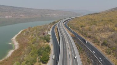M6 otoyolu Nakhon Ratchasima Eyaleti Bang Pa-in. Lam Ta Khong Nehri ve Dağı. Manzaranın insansız hava aracı görüntüsü kırsal bölge trafiği. Nakhon Ratchasima Tayland. Korat Otoyolu
