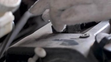 Eski ve süresi geçmiş benzin motorları için bujileri değiştiren tamirci, kurum ve kir içinde motorda eksik yanmaya neden olacak. Bujiler değiştiriliyor