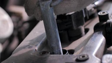 Eski ve süresi geçmiş benzin motorları için bujileri değiştiren tamirci, kurum ve kir içinde motorda eksik yanmaya neden olacak. Bujiler değiştiriliyor