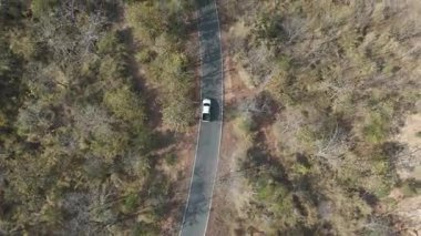 Otoyol ve üstgeçit inşaat alanının araçları ve yolları olan insansız hava aracı görüntüleri. Altyapı, inşaat mühendisliği veya ulaşım temaları için ideal