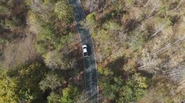 Otoyol ve üstgeçit inşaat alanının araçları ve yolları olan insansız hava aracı görüntüleri. Altyapı, inşaat mühendisliği veya ulaşım temaları için ideal