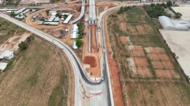 Otoyol ve üstgeçit inşaat alanının araçları ve yolları olan insansız hava aracı görüntüleri. Altyapı, inşaat mühendisliği veya ulaşım temaları için ideal