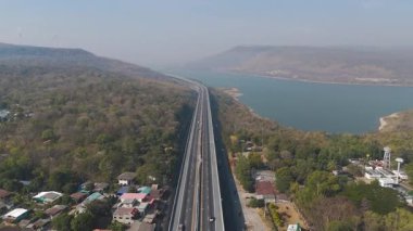 M6 otoyolu Nakhon Ratchasima Eyaleti Bang Pa-in. Lam Ta Khong Nehri ve Dağı. Manzaranın insansız hava aracı görüntüsü kırsal bölge trafiği. Nakhon Ratchasima Tayland. Korat Otoyolu