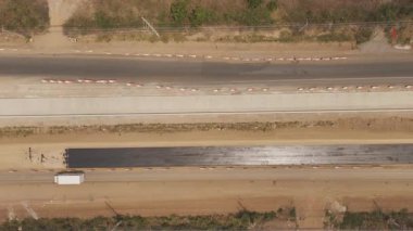 Otoyol ve üstgeçit inşaat alanının araçları ve yolları olan insansız hava aracı görüntüleri. Altyapı, inşaat mühendisliği veya ulaşım temaları için ideal