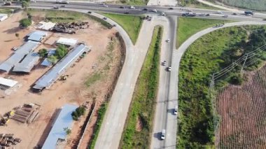 Taşımacılık konsepti için tarlaları ve yolları olan kırsal kesimde çalışan araçların insansız hava görüntüsü